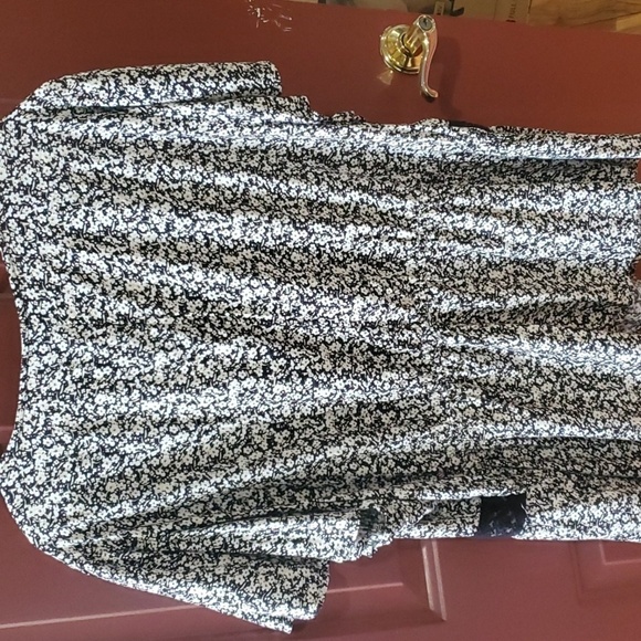 Lane Bryant black & white Cap sleeve top Black lace trim Size 22 NWT - Picture 10 of 15